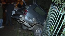Otomobil Çarptığı İki Araçtan Biriyle Apartman Bahçesine Düştü