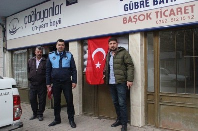 Pınarbaşı Belediyesi Esnafa Türk Bayrağı Dağıttı