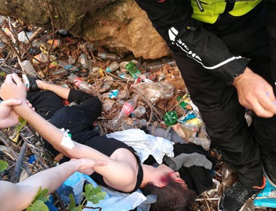 Arkadaşına fotoğrafını çektirip 30 metreden atladı