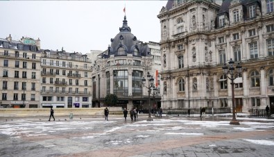 Fransa'da Elverişsiz Hava Şartları Evsizleri Vurdu