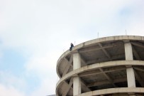 FILM GIBI - İntihar Etmeye Çalışan Kadını Basın Mensupları Ve Polis İkna Etti