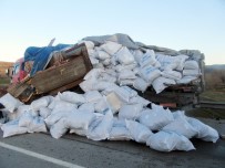 BAŞAĞAÇ - Kamyona Çarpan Tır Devrildi Açıklaması 2 Yaralı