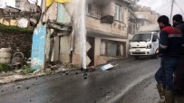Beyoğlu'nda Patlayan İsale Borusundan Yükselen Su Evlerin Boyunu Geçti