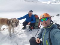 (Özel) Türk Dağcıların 4 Bin 400 Metrede Buzul Çukuruna Düşen Köpeği Kurtarma Anları Kamerada
