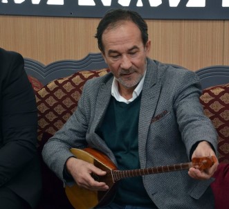 Sultanbekov, Türkiye İçin Yazdığı Şarkıyı İlk Kez Okudu