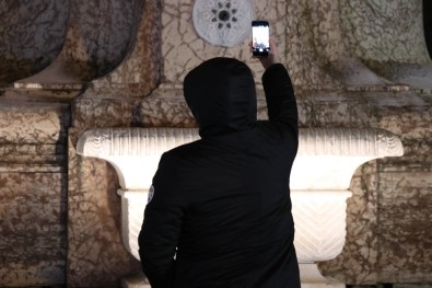 Taksim'de Turistlerin Kar Selfiesi