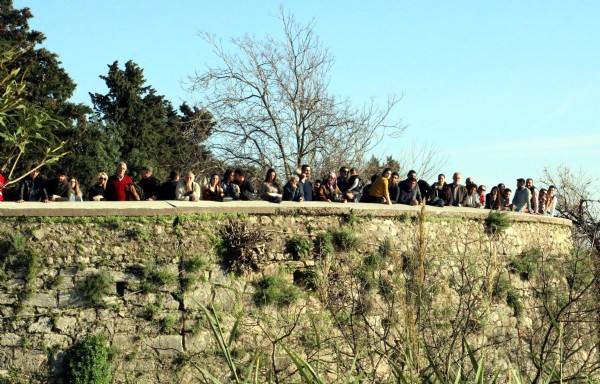 Arkadaşına fotoğrafını çektirip 30 metreden atladı