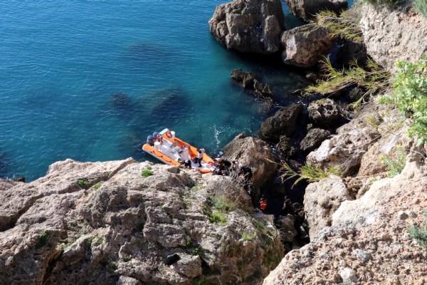Arkadaşına fotoğrafını çektirip 30 metreden atladı