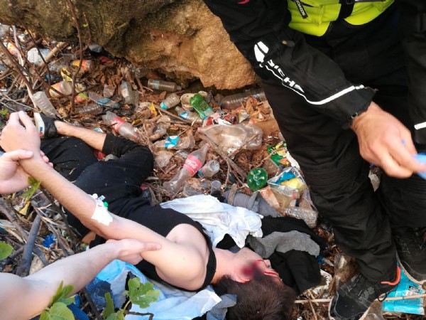 Arkadaşına fotoğrafını çektirip 30 metreden atladı