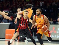 BARON - Aslan Evinde Zorlanmadı