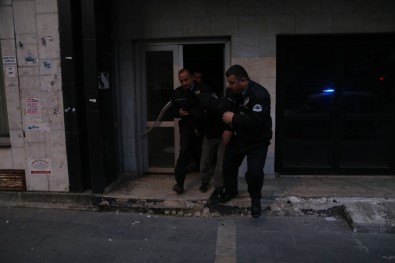 Bankanın İçerisinde Polise Yakalanan Şahıs 'Uyumak' İçin Girdim Dedi