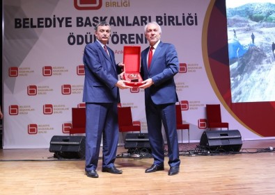 Başkan Kamil Saraçoğlu'na Ödül