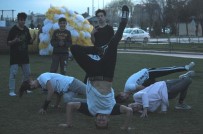 GRUP GENÇ - Güzel Havayı Fırsat Bilen Gençlerden Akrobatik Hareketler