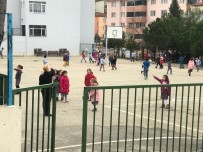 KIZ ÖĞRENCİLER - İp Atlatarak Minik Kızları Mutlu Etti