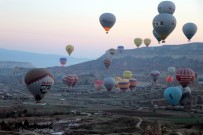 KUŞ BAKıŞı - Kapadokya'da Yer Turist Gök Balon Dolu
