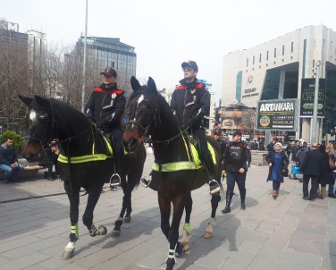 Atlı Polis Birliği, Kızılay Meydanı'nda Devriye Atıyor