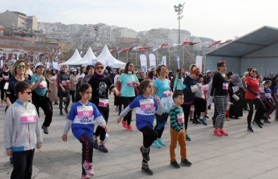 Beyoğlu'nda 'Dünya Kadınlar Günü Koşusu'