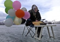 Buz Tutan Çıldır Gölünde Doğum Günü Kutlayıp Horon Teptiler
