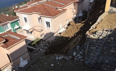 Çöken İstinat Duvarı Villalara Zarar Verdi