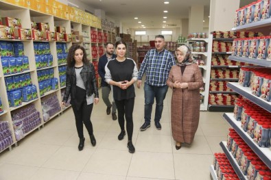 Ebru Yaşar'dan Sosyal Market'e Destek