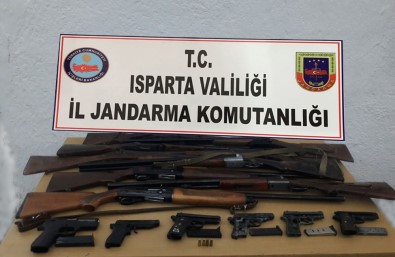Isparta'da Jandarma Ekipleri Ruhsatsız Tabanca Ve Av Tüfeği Ele Geçirdi