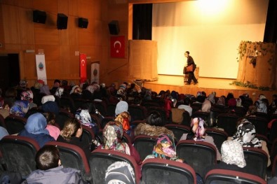 Siirt'te 'Seherin Kadınları' Adlı Tiyatro Oyunu İlgi Gördü