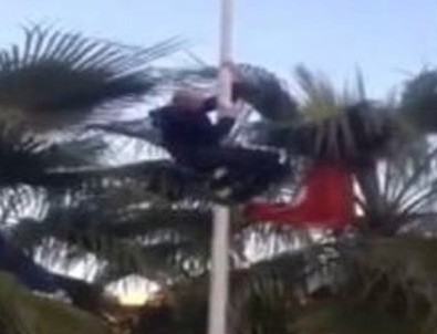 Türk bayrağını indirmek isteyen kişi linç edilmek istendi