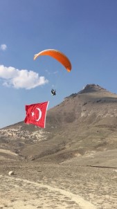 Yamaç Paraşütüyle Mehmetçik İçin Dev Türk Bayrağı Dalgalandırıldı