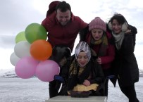 ÇıLDıR GÖLÜ - Donmuş Gölde Doğum Günü Kutlaması