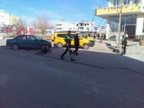 HÜSEYIN TÜRK - Hafif Ticari Araç İle Otomobil Çarpıştı Açıklaması 2 Yaralı