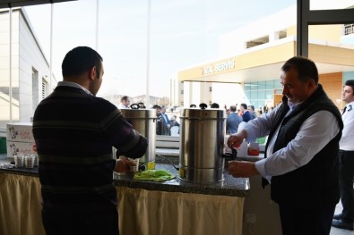 İnegöl Belediyesi'nin Hastanede Ücretsiz Çay Ve Su İkramı Başladı