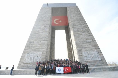 İstiklal Marşı'nın Kabulünün 97. Yılında Egeli Gençlerden Türk Bayrağı Koreografisi
