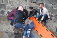 KAFKAS ÜNİVERSİTESİ - Kars Kalesi'nden Düşen Üniversiteli Kız Yaralandı