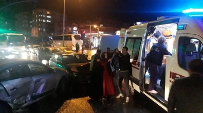 Kocaeli'de 2 Otomobil Çarpıştı Açıklaması 1'İ Çocuk 6 Yaralı