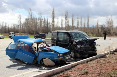 Kütahya'da Otomobil İle Minibüs Çarpıştı Açıklaması 2 Ölü, 2 Yaralı