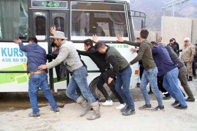 Şemdinli'de Trafik Kazası Açıklaması 2 Yaralı