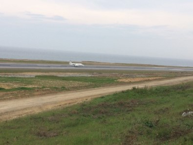 Acil İniş İsteyen Ambulans Uçak Trabzon Havalimanı'na İniş Yaptı
