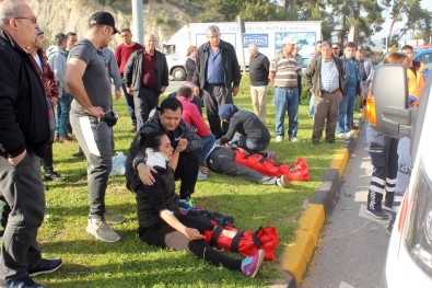 Antalya'da Kontrolden Çıkan Otomobil Minibüse Çarptı Açıklaması 8 Yaralı