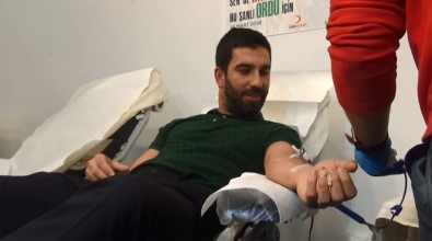 Arda Turan Mehmetçik'e Kanıyla Destek Verdi