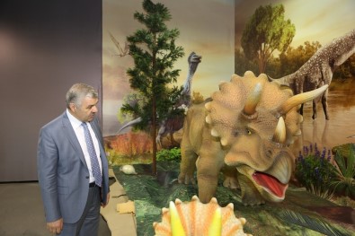 Başkan Çelik, Kayseri Bilim Merkezi'nde Nisan Ayında Sergilenmeye Başlayacak Olan Devr-İ Dinozor Sergisi'ni Gezdi