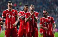 BAYERN MÜNIH - Bayernli Futbolcular Tribünleri Alkışladı