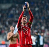 BAYERN MÜNIH - Bayernli Futbolcular Tribünleri Alkışları