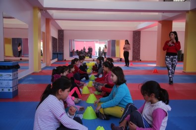 Erdemli'de Kadınlar Ve Çocuklar Spor Merkezlerinde Sporlarını Yapıyor