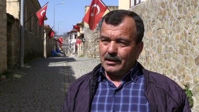 Evlerinden Türk Bayrakları İnmiyor