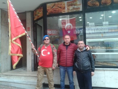 Sırtında Türk Bayrağı İle Çanakkale'ye Yürüyor