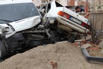 Sivas'ta Otomobil İle Öğrenci Servisi Çarpıştı Açıklaması 3 Yaralı