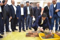 TıP BAYRAMı - Teknik Hizmet Çalışanları Gününde Sahnede Harç Kardılar, Tuğla Ördüler