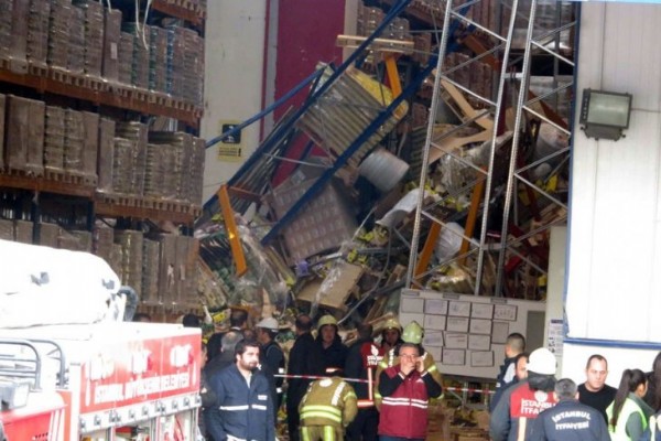 Tuzla'da antrepoda raflar işçilerin üzerine devrildi