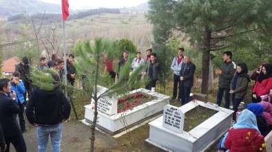 Asker Ve Öğrencilerden Şehidin Mezarına Anlamlı Ziyaret