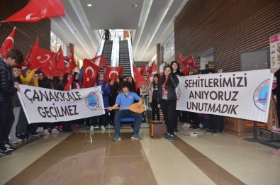 Bir Anda Ortaya Çıkarak Çanakkale Türküsünü Çalıp Söylemeye Başladılar